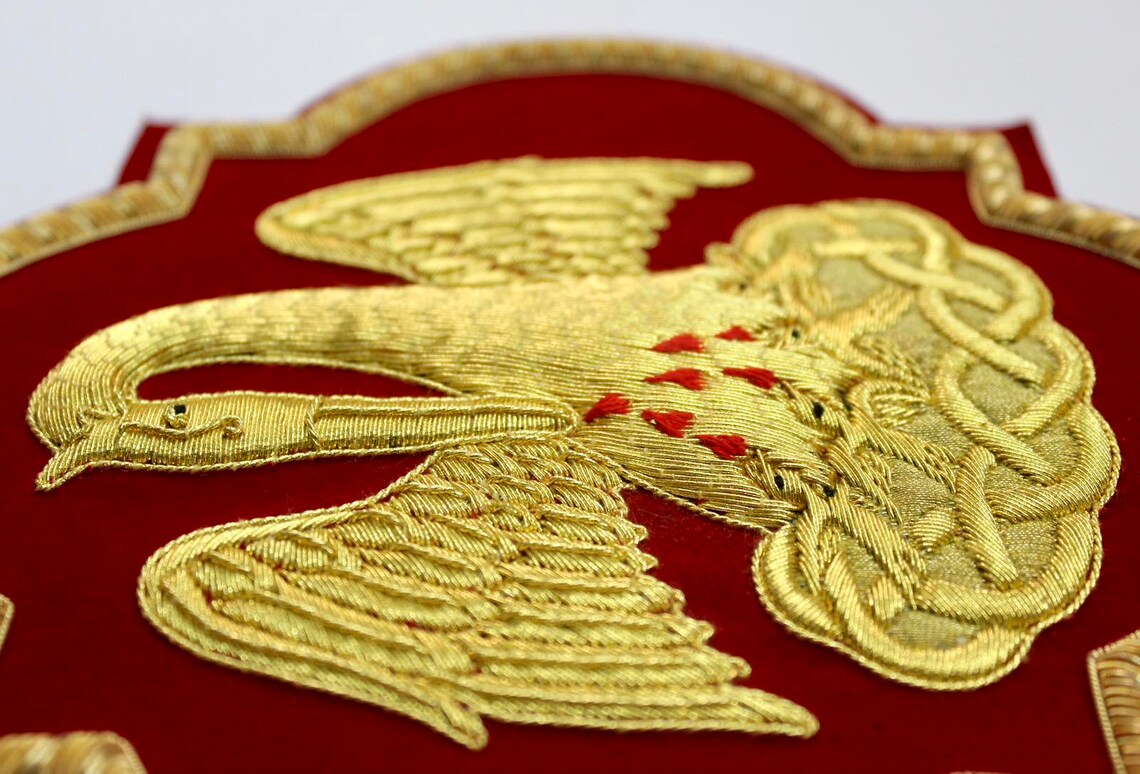 Hand-Embroidered Pelican Emblem Appliqué – Gold Bullion Wire for Catholic Vestments